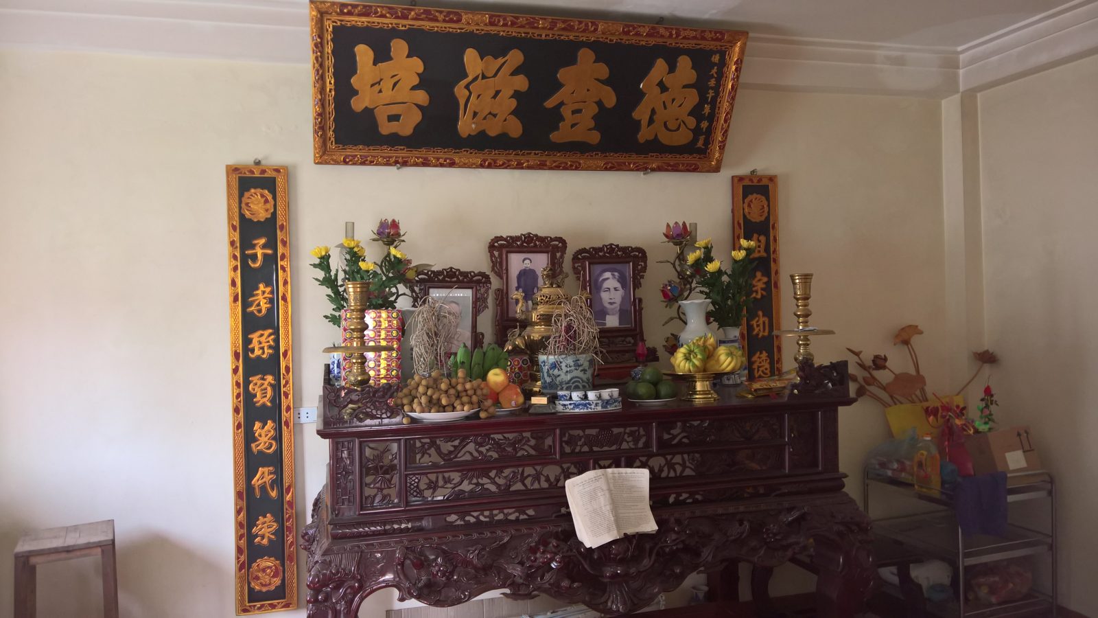 Bàn thờ tổ tiên trong một nhà Việt Nam, có di ảnh, hoa quả và đồ cúng.