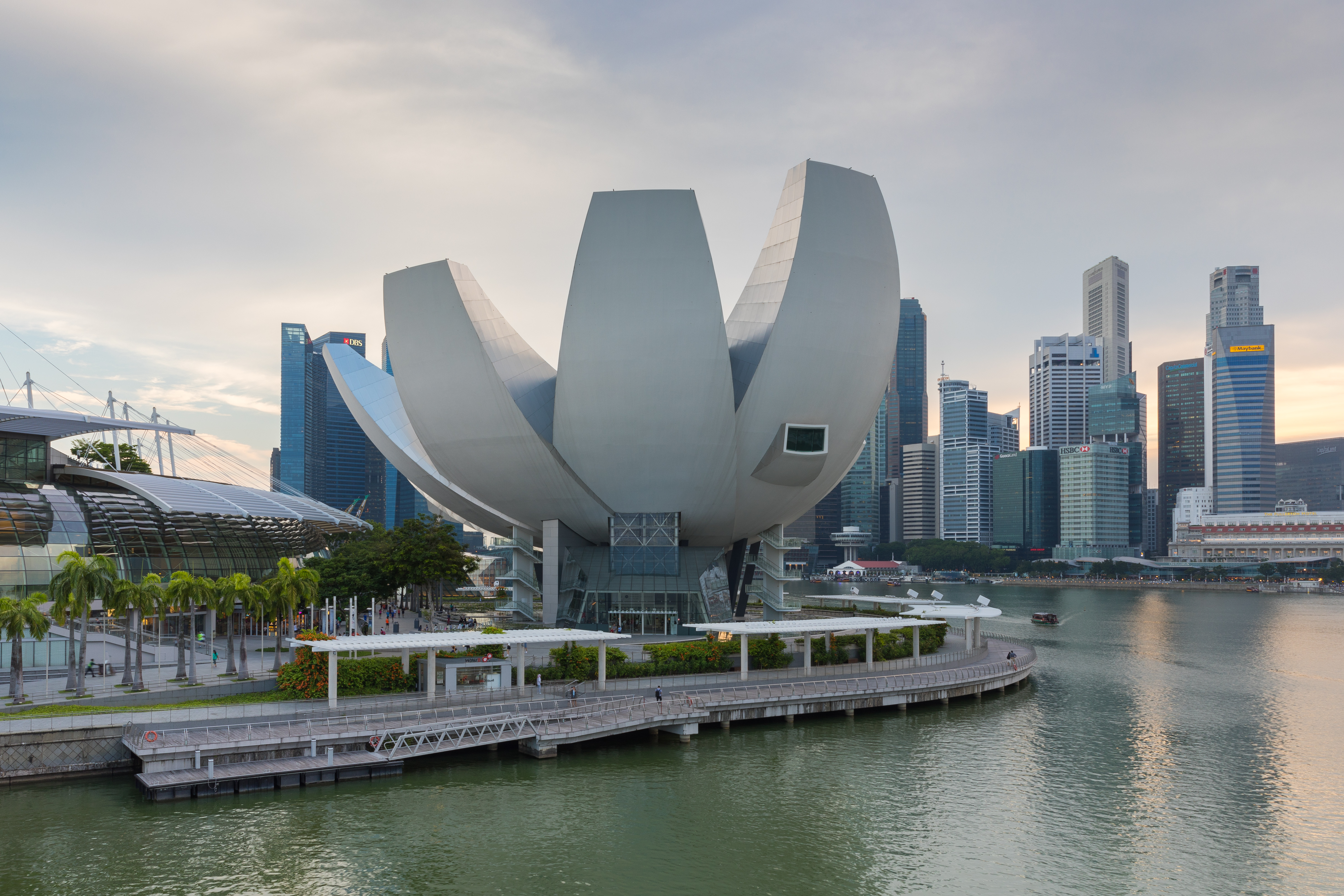 Bảo tàng ArtScience và vịnh Marina, Singapore.