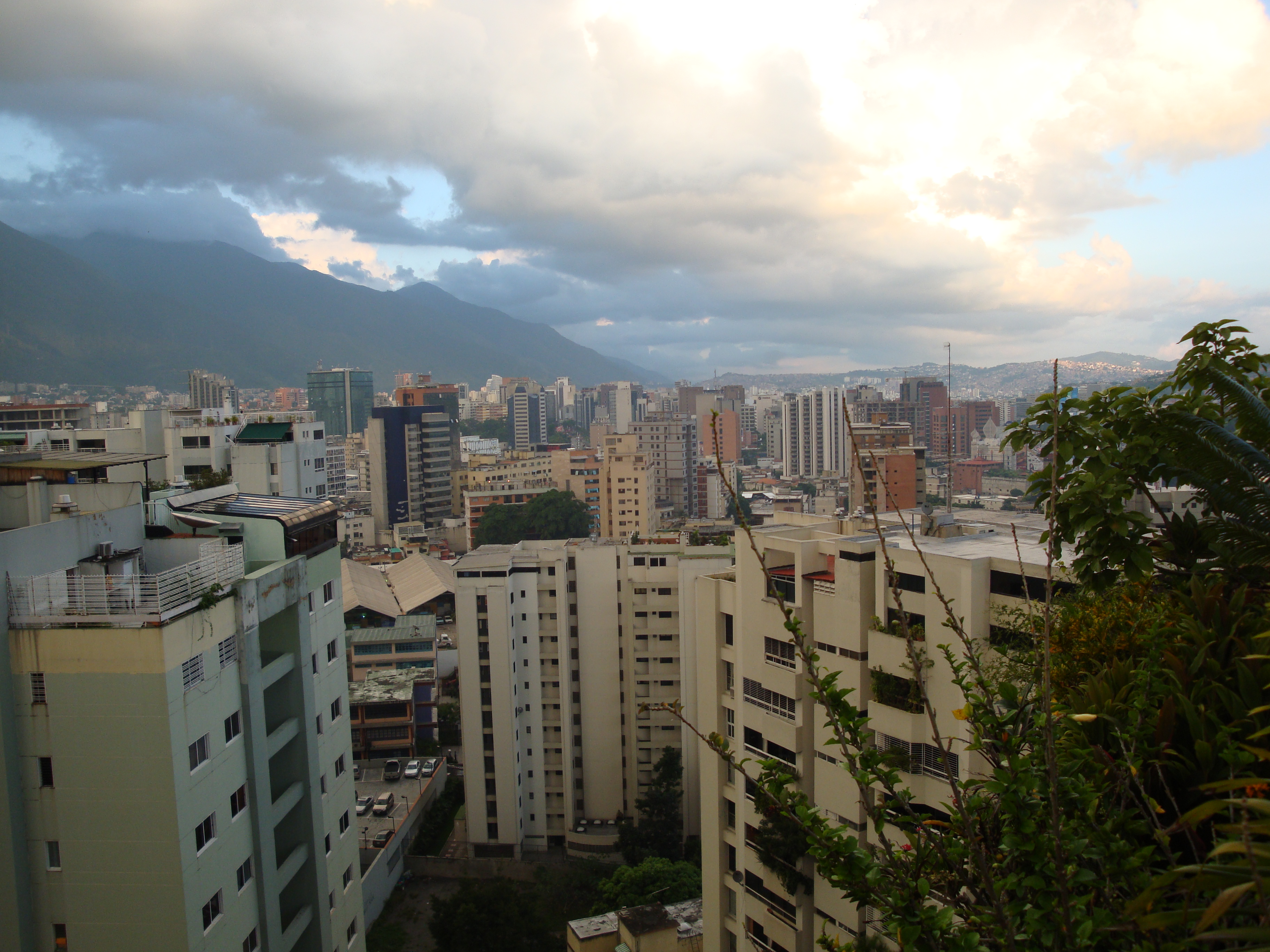Toàn cảnh Caracas và dãy núi Ávila.