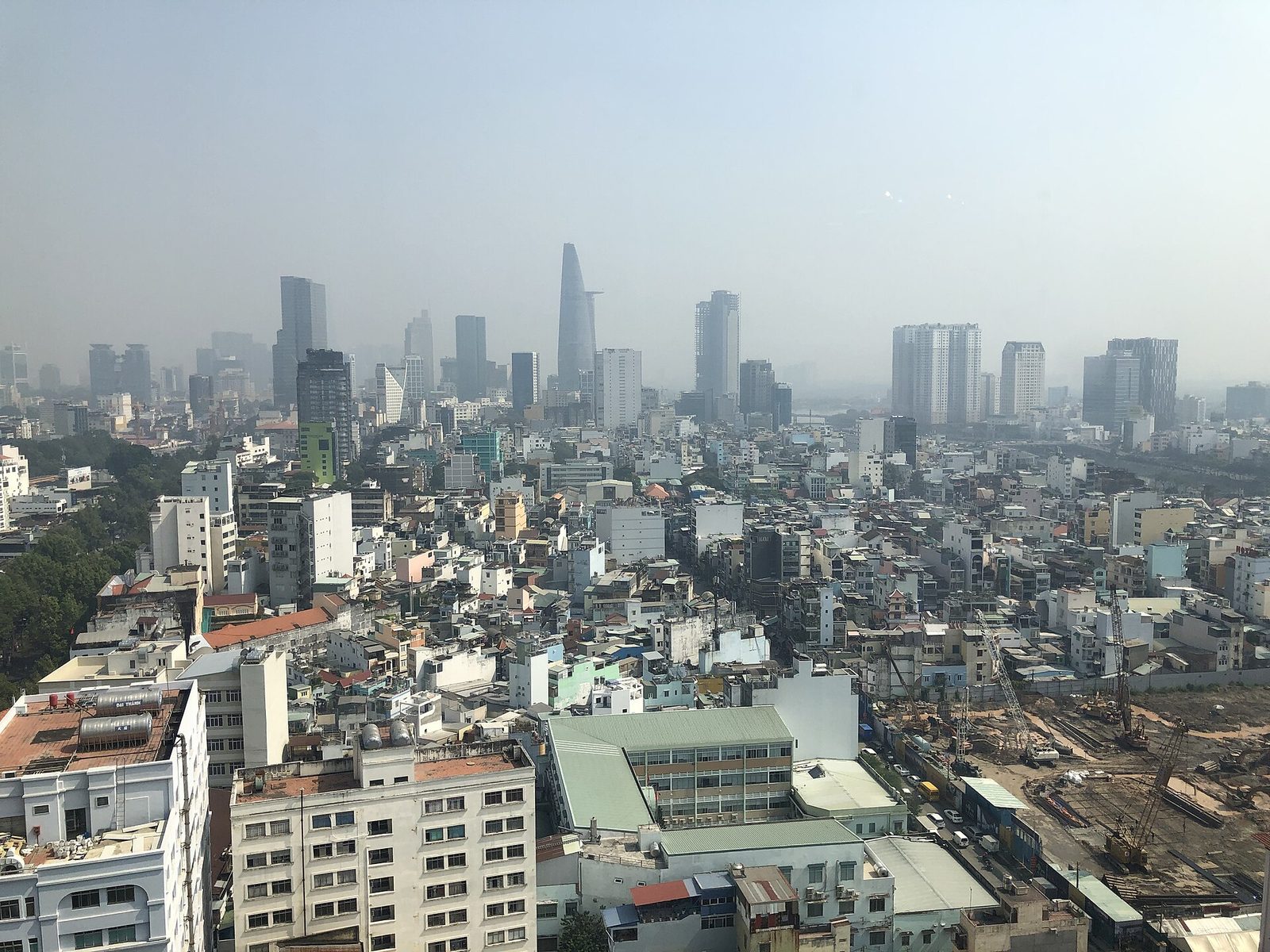 Đường chân trời Sài Gòn nhìn từ trên cao, tháp Bitexco nổi bật giữa phố.