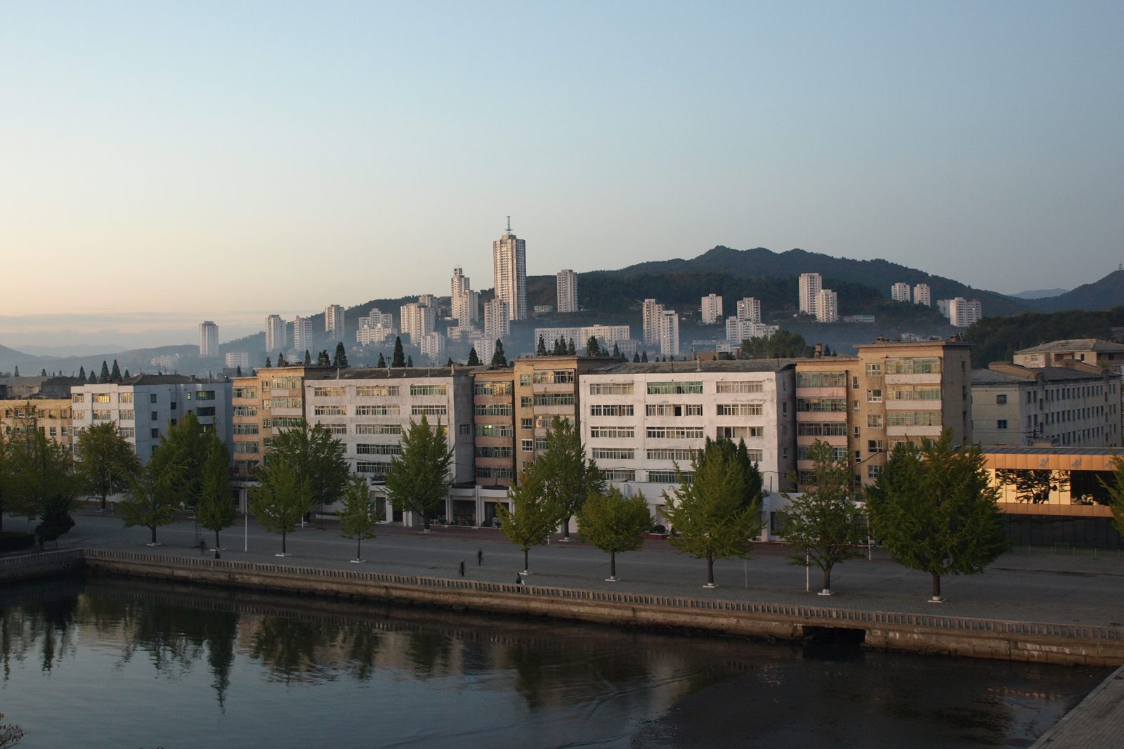 Quang cảnh nhìn từ khách sạn Songdowon ở Wonsan, Bắc Hàn.