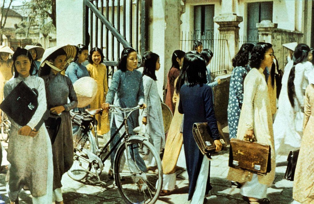 Học sinh Hà Nội tan học giờ nghỉ trưa, năm 1952.