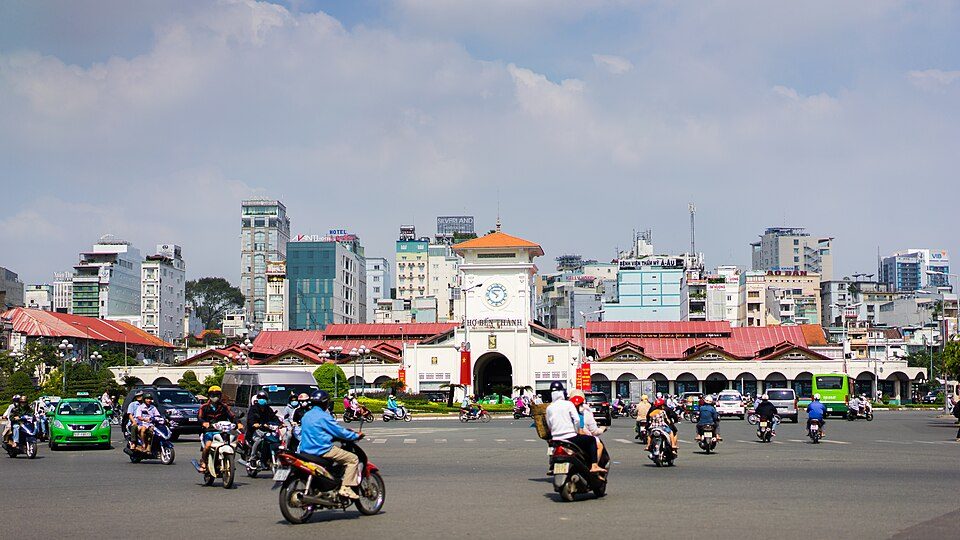 Chợ Bến Thành ở Sài Gòn, xe cộ qua lại tấp nập.