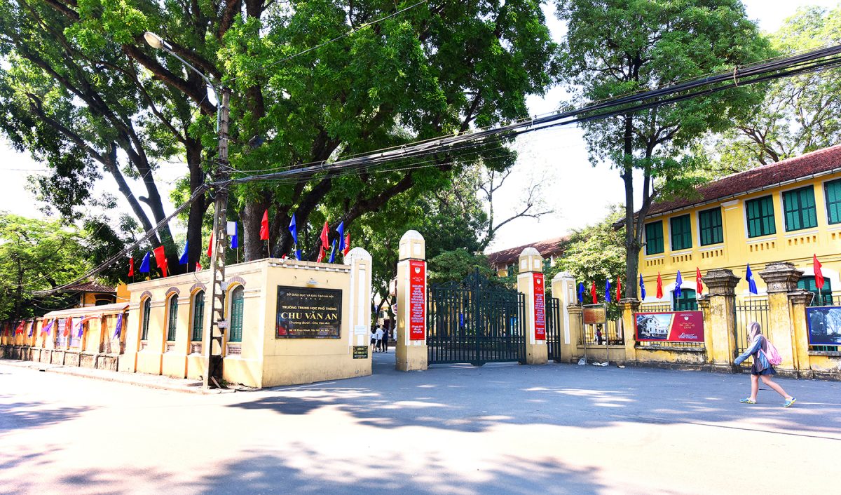 Cổng chính trường trung học phổ thông Chu Văn An ở Hà Nội.