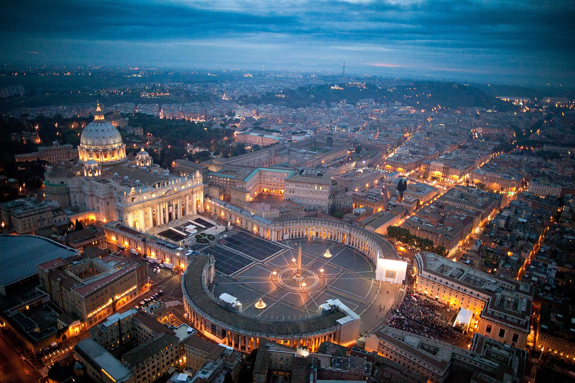 Quảng trường Thánh Phêrô, Vatican, lúc hoàng hôn.