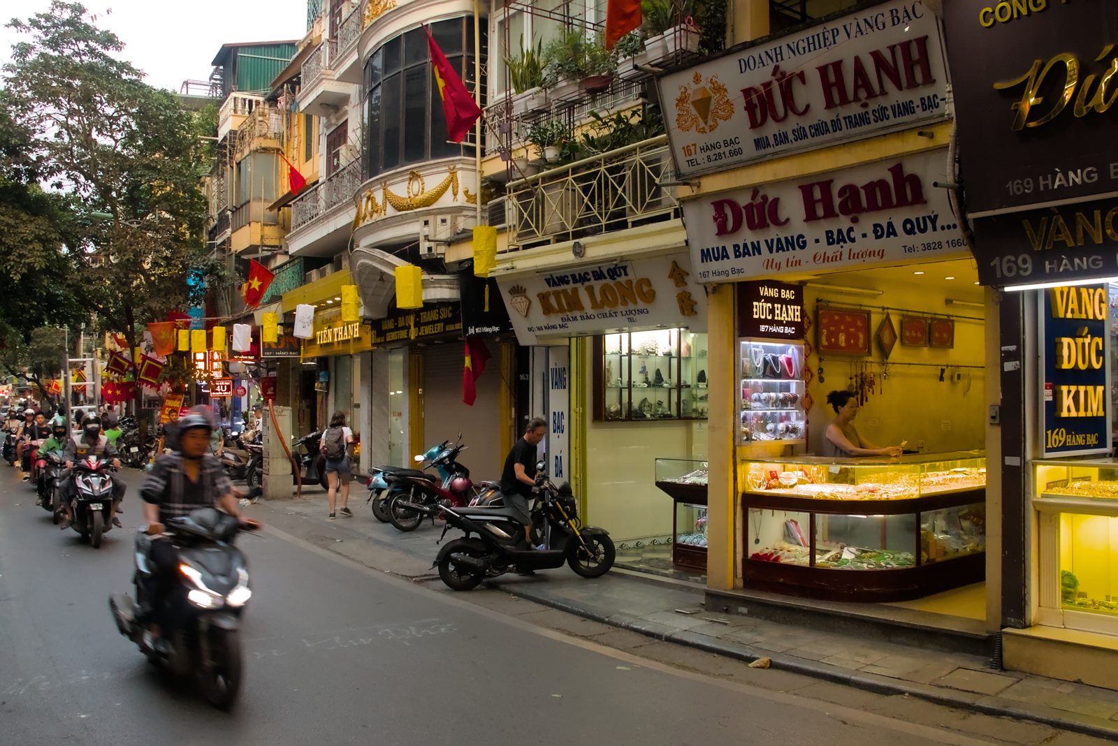 Tiệm buôn nhỏ trên phố Hàng Bạc, Hà Nội.