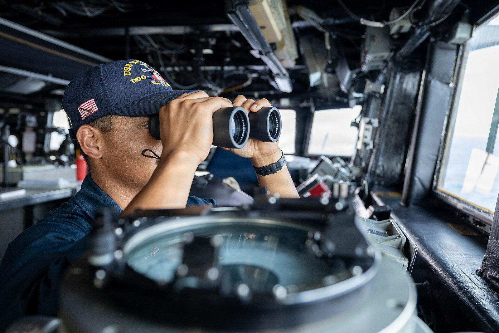 Thủy thủ trực ca trên khu trục hạm USS Truxtun.