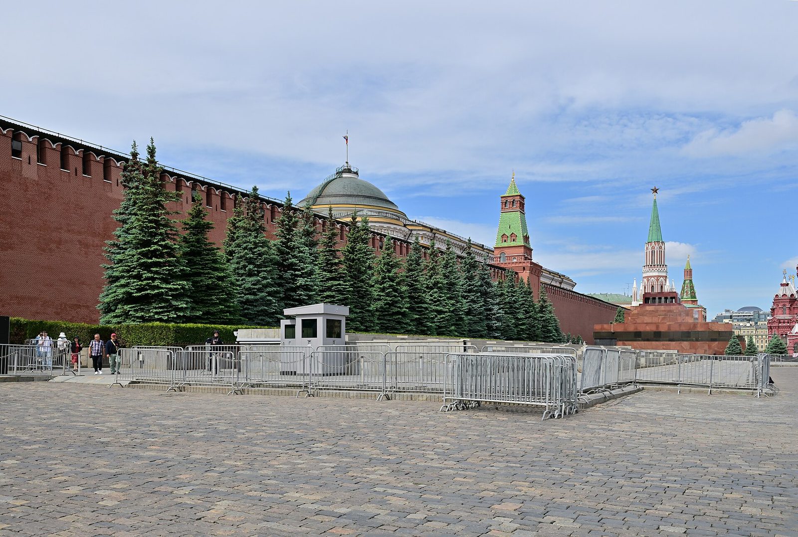 Quảng trường Đỏ và tường Kremlin tại Moscow.