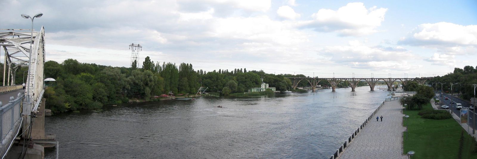 Sông Dnipro với những cây cầu bắc qua, nhìn từ bờ sông.