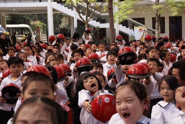 Học sinh tiểu học Việt Nam trong sân trường.