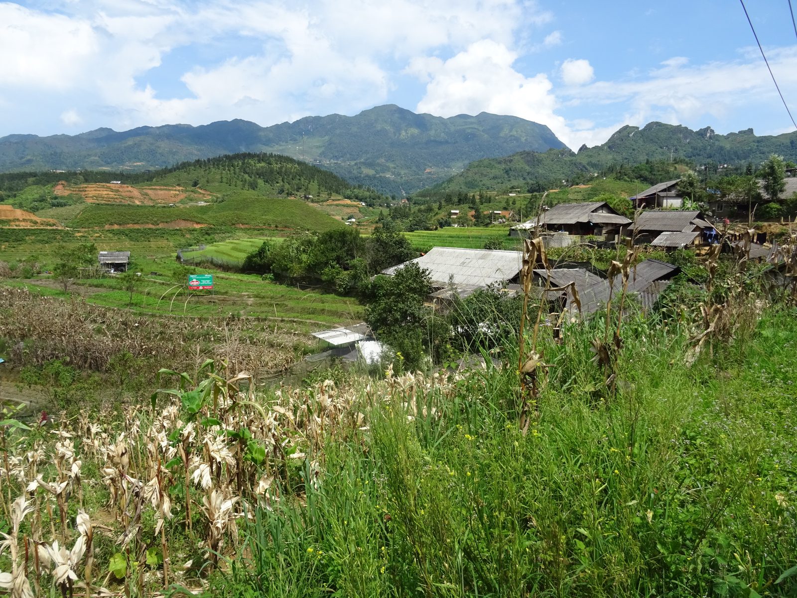 Một ngôi làng với nhà dân và ruộng đất.