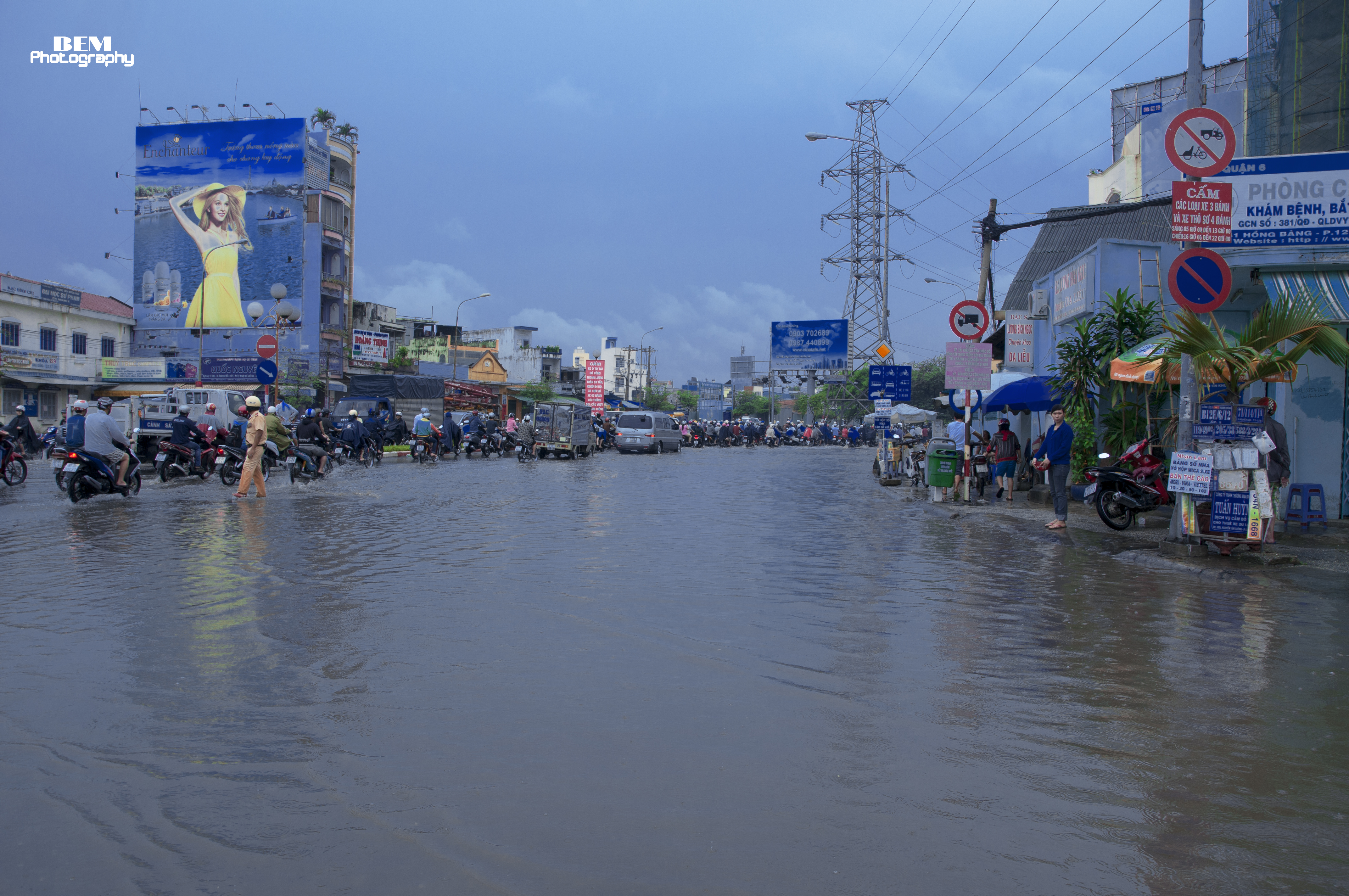 Đường phố Sài Gòn ngập nước, xe máy lội qua.
