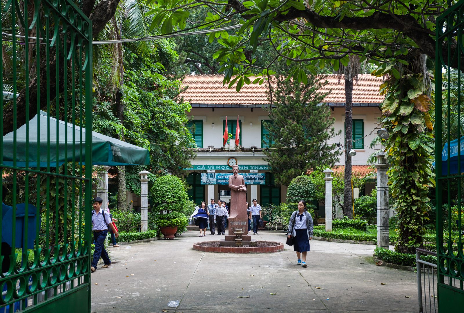 Sân trường Lê Quý Đôn ở Sài Gòn.