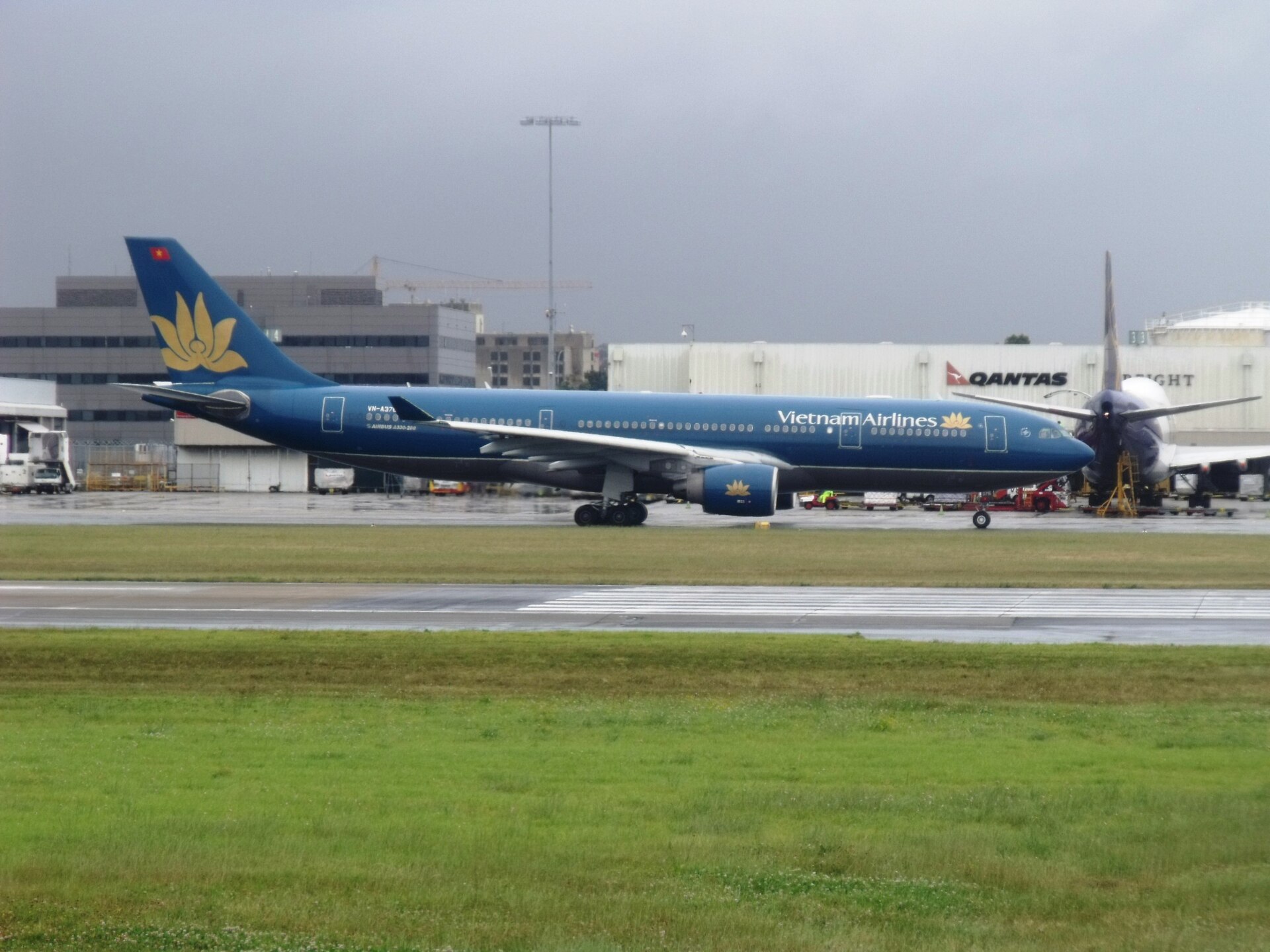 Máy bay của Vietnam Airlines chờ cất cánh.